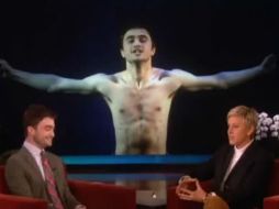 Daniel Radcliffe acudió al programa de Ellen DeGeneres en el que aclaró que no es él quien pide que sus personajes se desnuden. ESPECIAL /