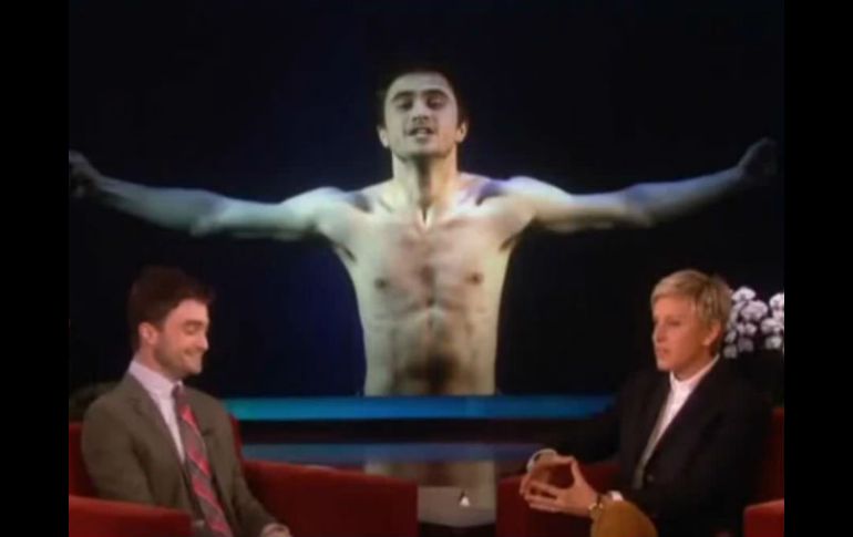 Daniel Radcliffe acudió al programa de Ellen DeGeneres en el que aclaró que no es él quien pide que sus personajes se desnuden. ESPECIAL /