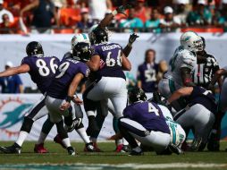 Justin Tucker (9) definió el encuentro con su gol de campo restando menos de dos minutos de juego. AP /