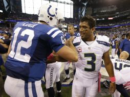 Andrew Luck (12) le ganó la partida a Russell Wilson. AP /