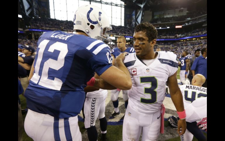 Andrew Luck (12) le ganó la partida a Russell Wilson. AP /