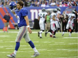 Eli Manning (I) está teniendo una de sus peores temporadas y ahora fue víctima de las Águilas. AP /