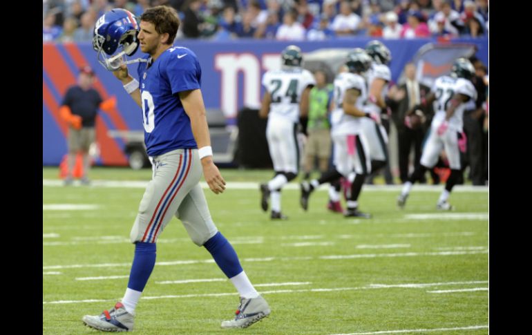 Eli Manning (I) está teniendo una de sus peores temporadas y ahora fue víctima de las Águilas. AP /