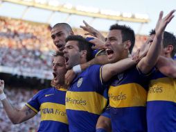 Emmanuel Gigliotti (centro) celebra el gol con sus compañeros de Boca Juniors. AP /