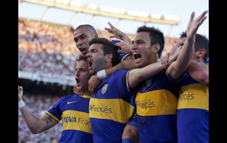 Emmanuel Gigliotti (centro) celebra el gol con sus compañeros de Boca Juniors. AP /