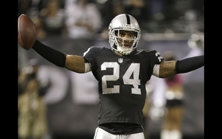 Charles Woodson (Raiders) celebra luego de interceptar un balon del QB de San Diego, Philip Rivers. AP /