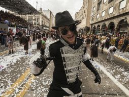 Un imitador del desaparecido Michael Jackson participa en el colorido desfile inaugural de las Fiestas de Octubre.  /