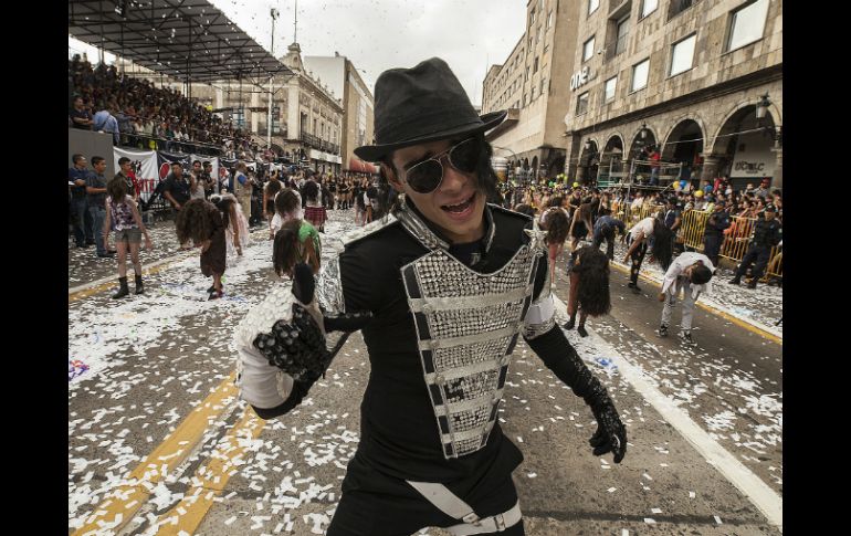 Un imitador del desaparecido Michael Jackson participa en el colorido desfile inaugural de las Fiestas de Octubre.  /