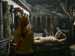 Una mujer observa el cuadro La Venus endormie de Paul Delvaux en el museo. AFP /