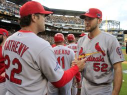 Michael Wacha (52) es felicitado por su manager Mike Matheny tras la victoria frente a los Piratas. AP /