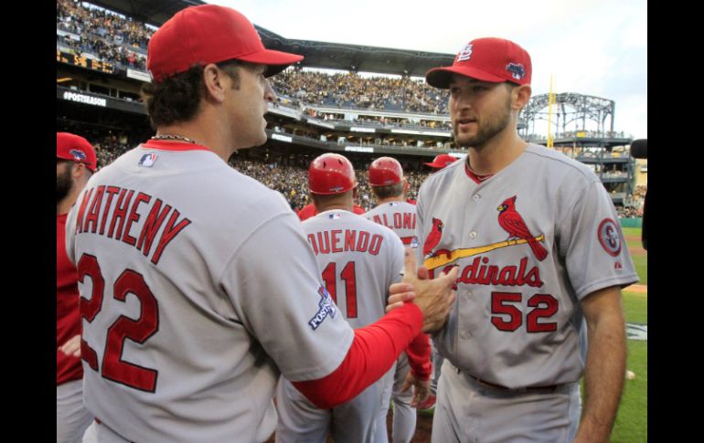 Michael Wacha (52) es felicitado por su manager Mike Matheny tras la victoria frente a los Piratas. AP /