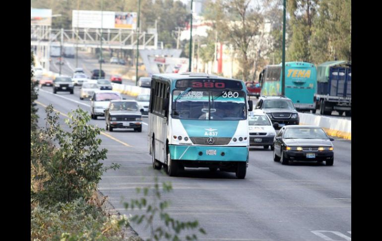 En el Periférico, donde estaría el Macrobús,  predomina la ruta 380 de la que hay quejas por saturación en horas pico. ARCHIVO /