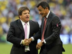 En el Estadio Azteca, Miguel Herrera dialoga con su homólogo de las Chivas Rayadas del Guadalajara, Carlos Ortega. NTX /