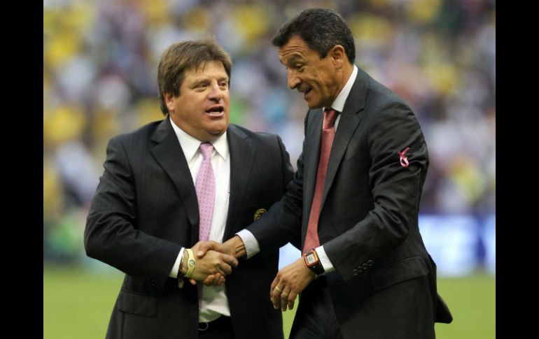 En el Estadio Azteca, Miguel Herrera dialoga con su homólogo de las Chivas Rayadas del Guadalajara, Carlos Ortega. NTX /