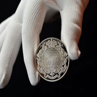 Lanzan monedas por el bautizo del príncipe Jorge