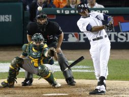 Austin Jackson rompe su bat con un sencillo productor durante la parte final del partido. AP /