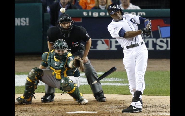 Austin Jackson rompe su bat con un sencillo productor durante la parte final del partido. AP /