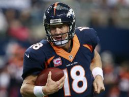 Peyton se convirtió el domingo en el primer jugador en lanzar 20 pases de anotación en los primeros cinco juegos de la campaña regular. AP /