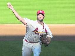 Adam Wainwright lanzó en la victoria de San Luis en el juego uno, por marcador final de 9-1. AP /