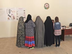 Mujeres azerbaiyanas se disponen a votar para elgir al nuevo presidente. EFE /