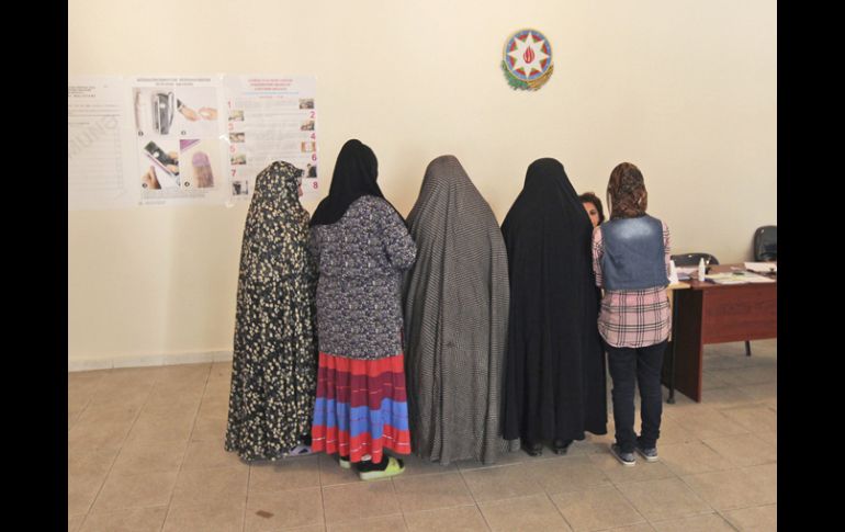 Mujeres azerbaiyanas se disponen a votar para elgir al nuevo presidente. EFE /