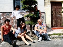 En la foto, Israel Chavira, Guadalupe Rodríguez, Liliana Bravo, Paola Trujillo y Leticia Delgado, integrantes del colectivo.  /