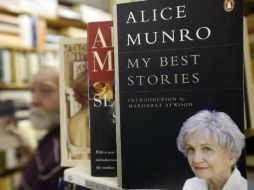 Vista de varios libros de la escritora canadiense Alice Munro, ganadora del Premio Nobel de Literatura 2013. EFE /