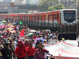 El contingente de maestros de la CETEG avanzó desde el metro Taxqueña hasta el Hemiciclo a Juárez. SUN /