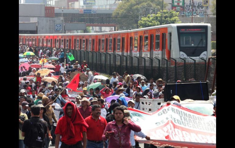 El contingente de maestros de la CETEG avanzó desde el metro Taxqueña hasta el Hemiciclo a Juárez. SUN /