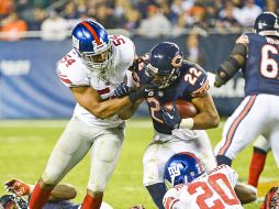 Matt Forte (c), de los Osos de Chicago, disputa un balón con los jugadores de los New York Giants Prince Amukamara (d) y Jon Beason (i) EFE /