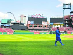 Ricky Nolasco, de Los Ángeles Dodgers, camina por el pasto del Busch Stadium de los Cardelanes de St. Louis. AP /