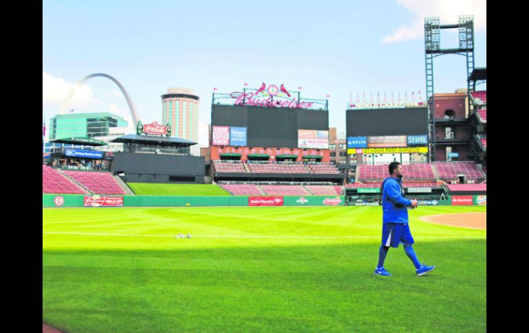 Ricky Nolasco, de Los Ángeles Dodgers, camina por el pasto del Busch Stadium de los Cardelanes de St. Louis. AP /