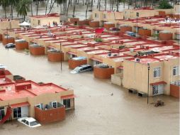 Reto. Las casas se inundaron por las lluvias de Ingrid y Manuel. AFP /