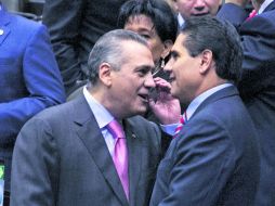 Los coordinadores de los diputados del PRI y del PRD, Manlio Fabio Beltrones y Silvano Aureoles, durante la sesión de ayer. NTX /