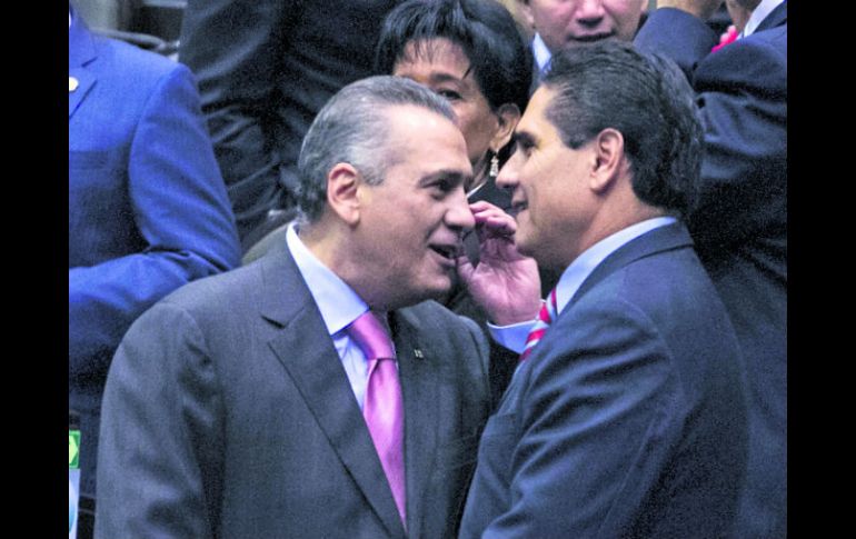 Los coordinadores de los diputados del PRI y del PRD, Manlio Fabio Beltrones y Silvano Aureoles, durante la sesión de ayer. NTX /