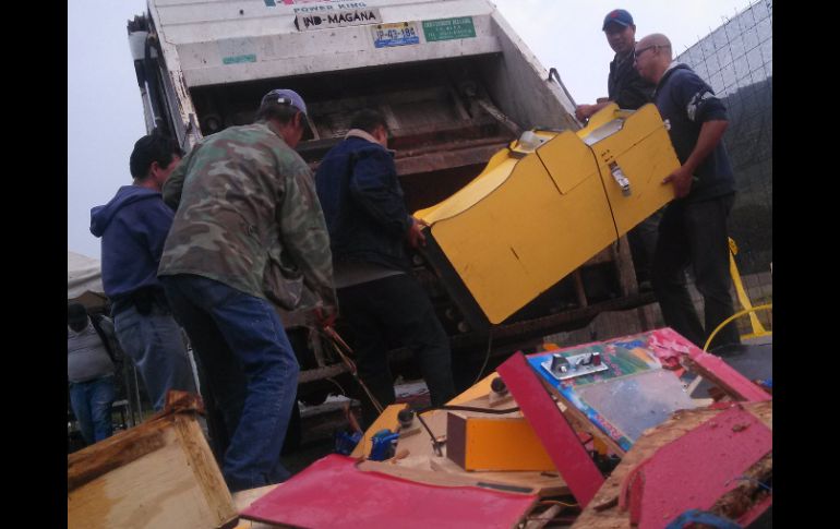 Con ayuda de una máquina retroexcavadora y el sistema de compactación de un camión recolector, destruyó más de 30 de esos equipos.  /