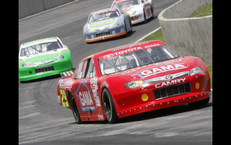 Nascar México entra en sus etapas finales, aún sin definirse quien pueda ganar el campeonato. ARCHIVO /