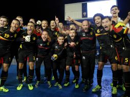 Los elementos de Bélgica celebraron la victoria con la que sellaron su pase al Mundial de Brasil. AFP /