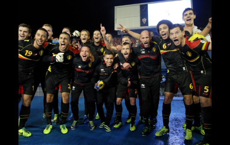 Los elementos de Bélgica celebraron la victoria con la que sellaron su pase al Mundial de Brasil. AFP /