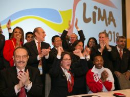 La delegación peruana celebra la elección de Lima, ante la presencia del Presidente de la Odepa, Mario Vázquez Raña (I). EFE /