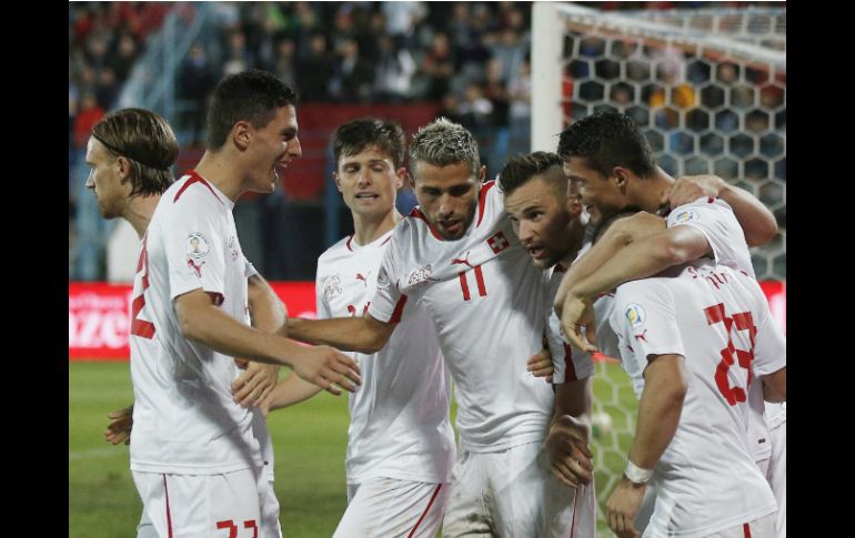 Suiza celebra la primera anotación que consiguió en su victoria ante Albania y que les dio el pase a Brasil 2014. EFE /