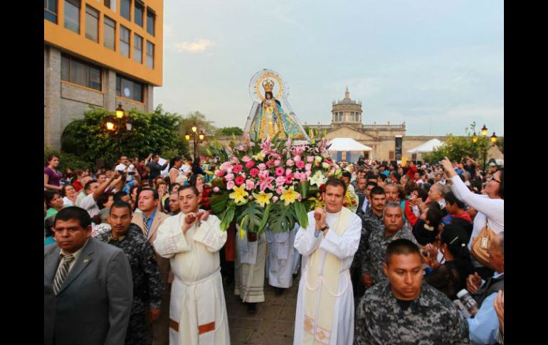 La imagen de la Virgen de Zapopan es llevada a su lugar de descanso en la Catedral.  /