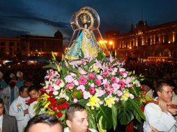 ''La Generala'' llega entre aplausas, porras y cientos de miradas de personas en los alrededores.  /