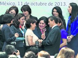 El Mandatario saluda a Rosario Robles, una de las tres secretarias de Estado de la actual administración. NTX /