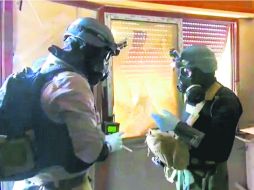 Dos inspectores de la Organización para la Prohibición de las Armas Químicas laborando en algún lugar de Siria. EFE /