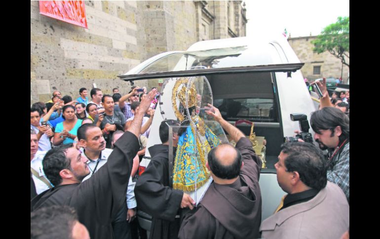 La imagen de la Virgen de Zapopan arriba a la Catedral Metropolitana, desde donde parte hoy rumbo a su Basílica.  /