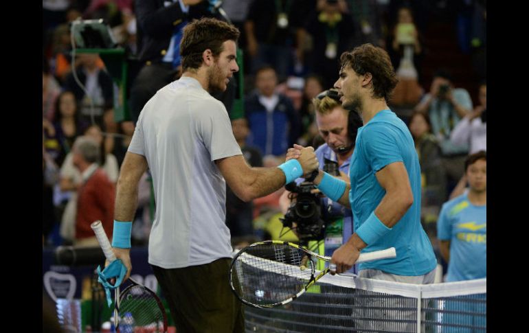 Juan Martin Del Potro de Argentina (i) celebra después de vencer al número uno del mundo, Rafael Nadal. EFE /