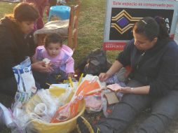 En la imagen, una familia prepara el desayuno mientras espera a la Virgen.  /