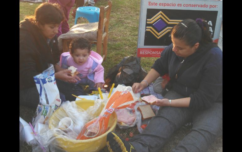 En la imagen, una familia prepara el desayuno mientras espera a la Virgen.  /