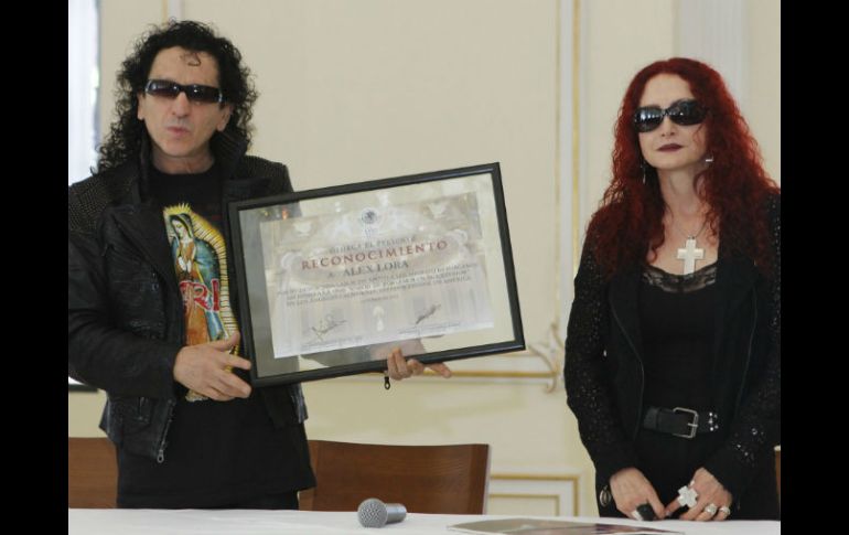 A la ceremonia, el rockero asistió junto a su esposa, Chela Lora. NTX /